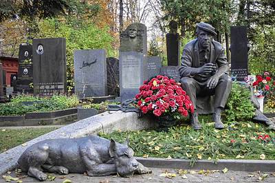 Фото: Экскурсии по кладбищам в Санкт-Петербурге