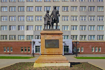 Фото достопримечательности: Памятник Баташевым в Выксе