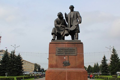 Фото достопримечательности: Памятник Черепановым в Нижнем Тагиле