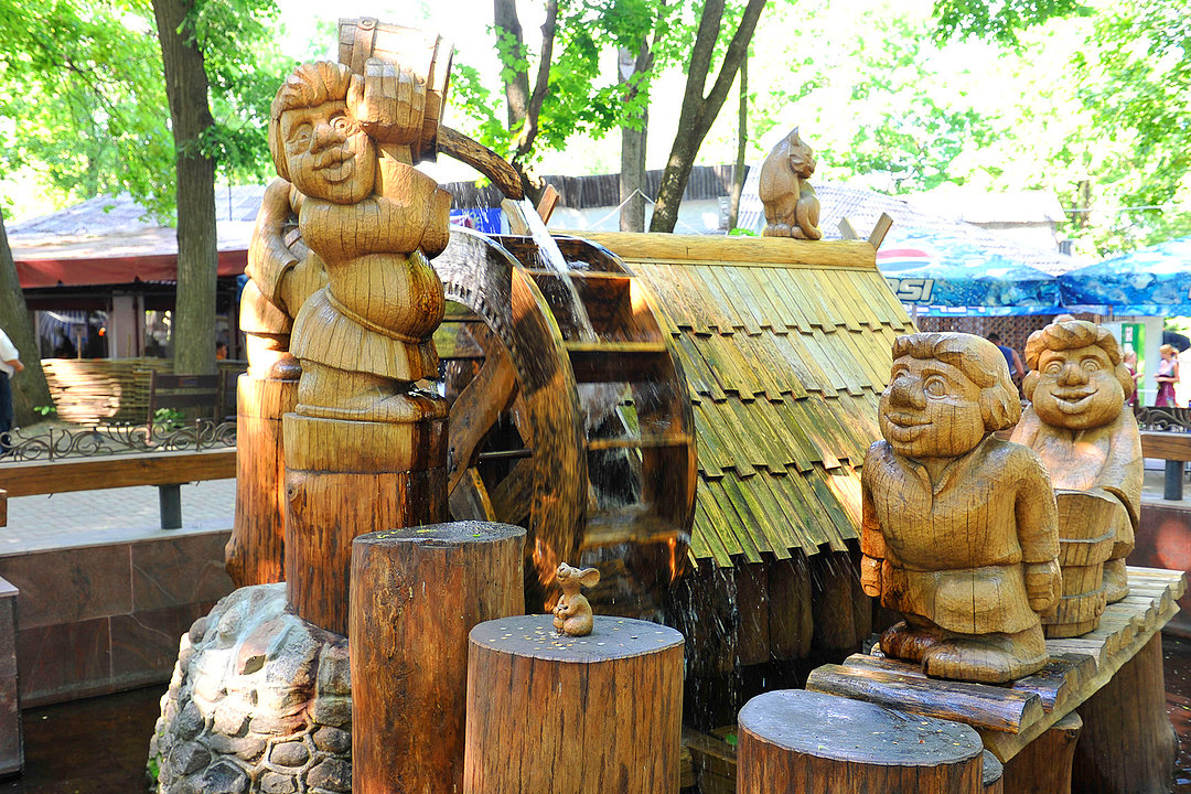 В брянском парке деревянных скульптур | Брянск