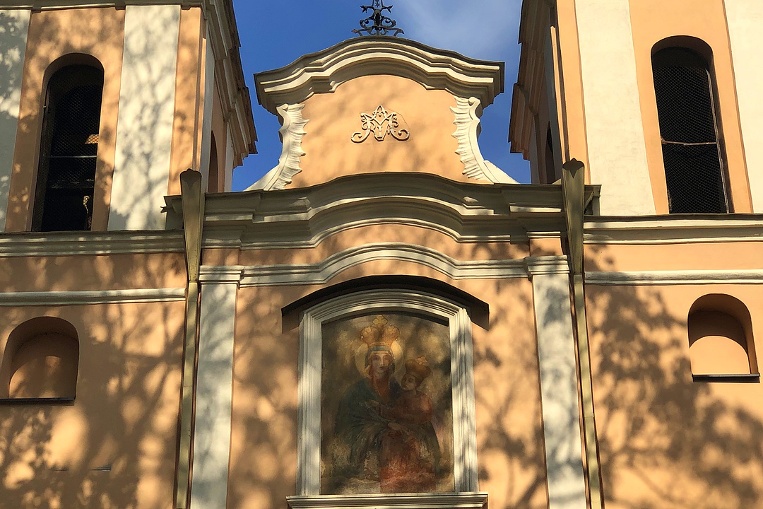 Икона Марии Снежной на фасаде костёла Св. Креста | Вильнюс