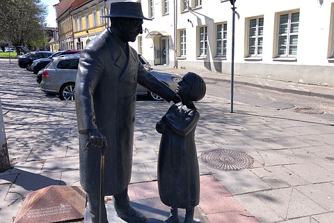 Вильнюс. Памятник доктору Цемаху Шабаду (доктору Айболиту) | Вильнюс
