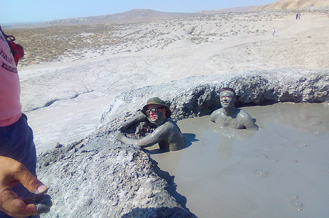 Туристы принимают грязевые ванны | Баку