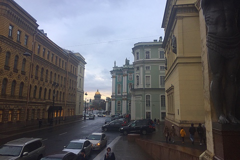 Справа — комплекс зданий Эрмитажа. В створе улицы — Исаакиевский собор | Санкт-Петербург