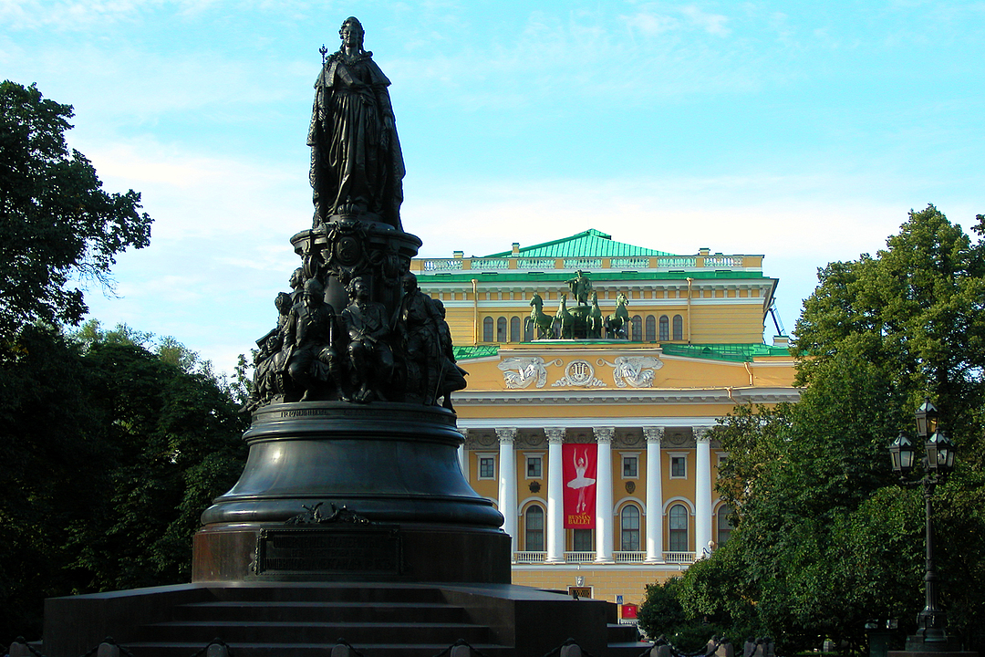Памятник Екатерине II.
Известно, что императрица благоволила масонам. Масонство становится модным поветрием в среде российского дворянства | Санкт-Петербург