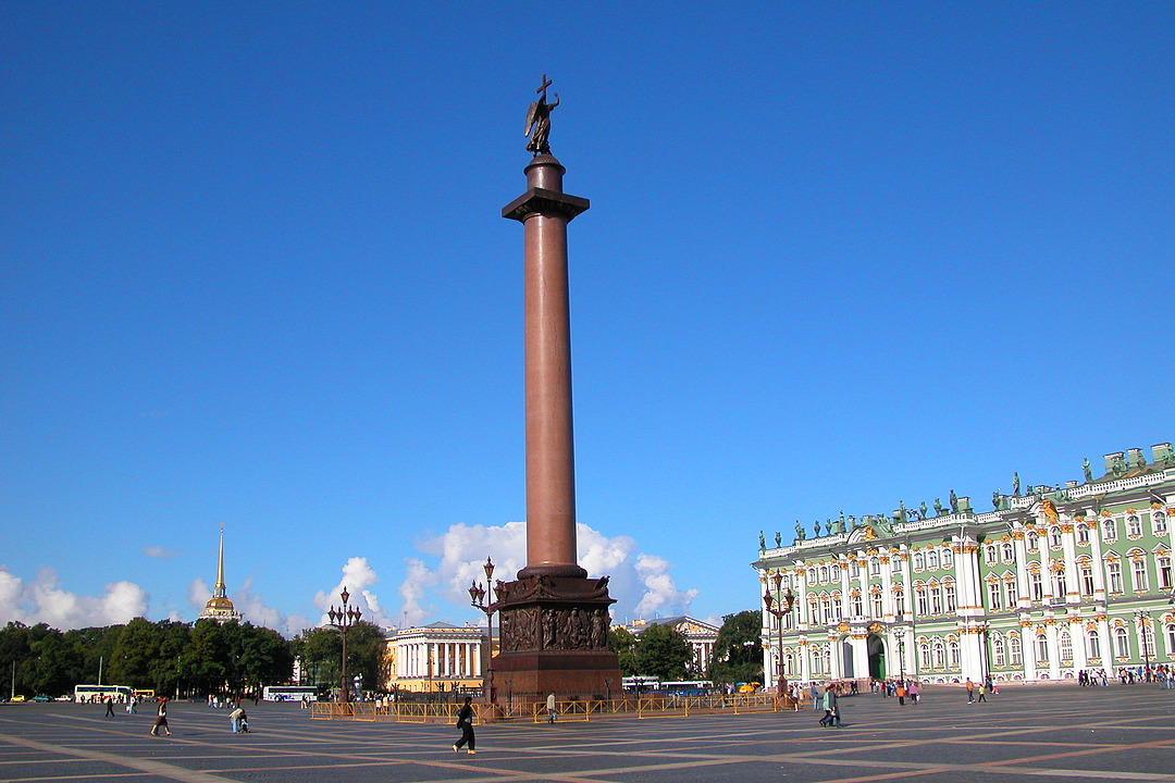 Александровская колонна в центре Дворцовой площади | Санкт-Петербург