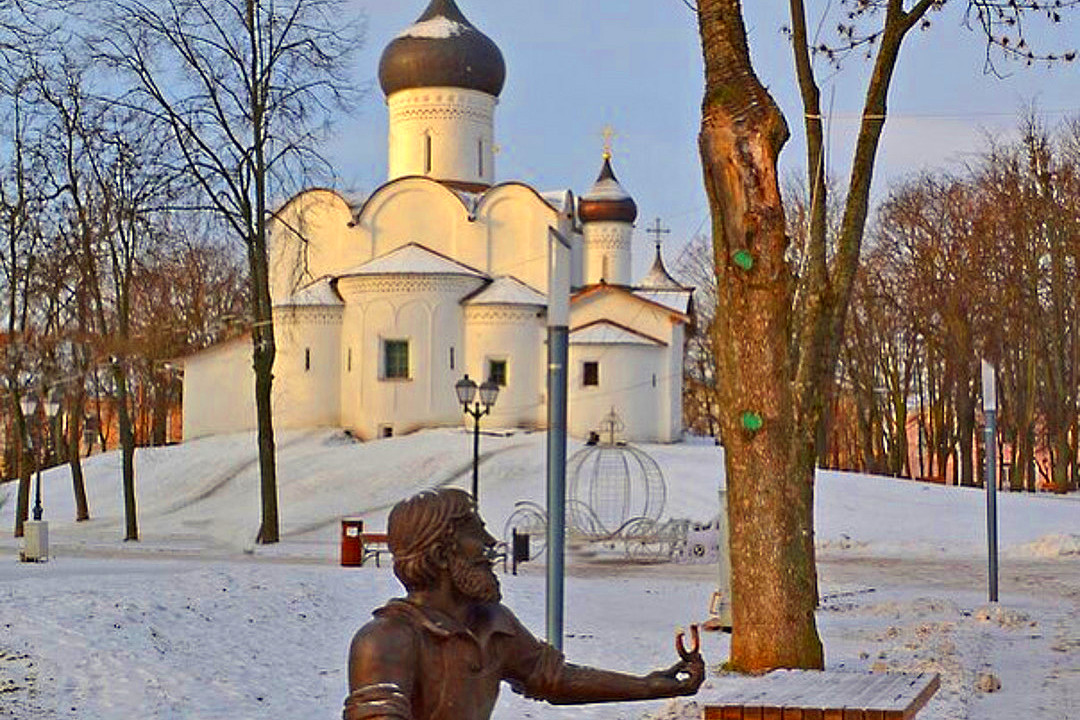 Псковский кузнец на фоне церкви Василия-на-Горке (15 века) | Псков