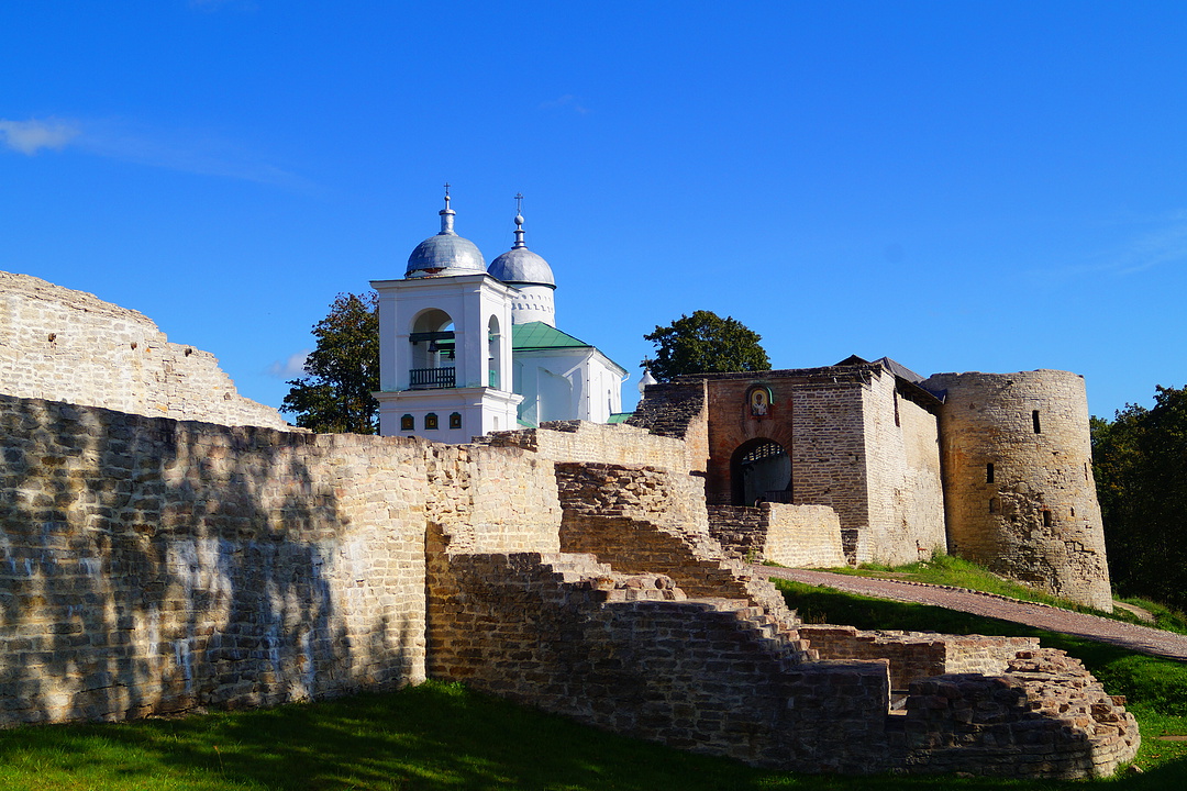 Изборская крепость с Никольским захабом и башней Колокольничьей, от которой был прорыт тайный ход к Никольскому роднику | Псков