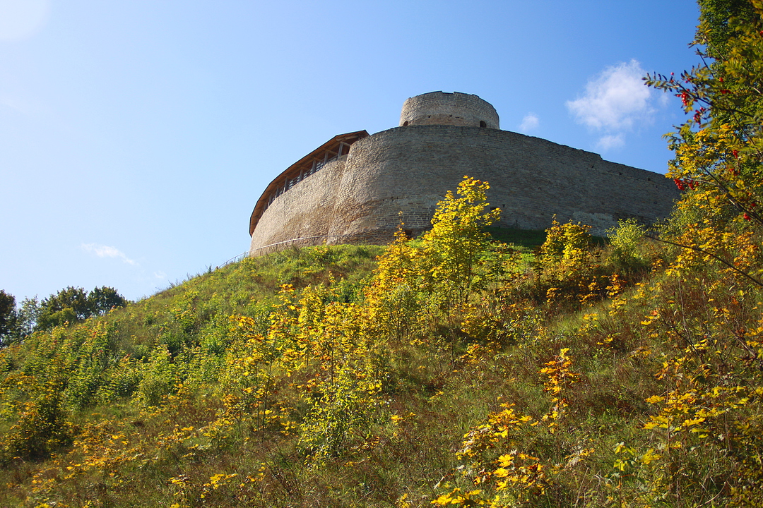 Юго-западный крутой склон Жеравьей горы с крепостной стеной и первой каменной башней Луковкой | Псков