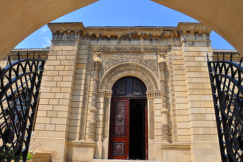 Соборная Джума мечеть. Основана в XII в. В 1899 г. реставрирована. Резной фасад с колоннами богато украшен узорами из камня и дерева | Баку