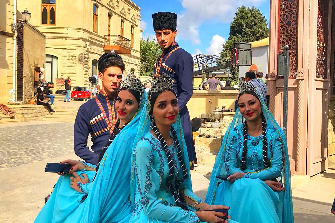 Азербайджанские красавицы и джигиты в Старом Городе | Баку