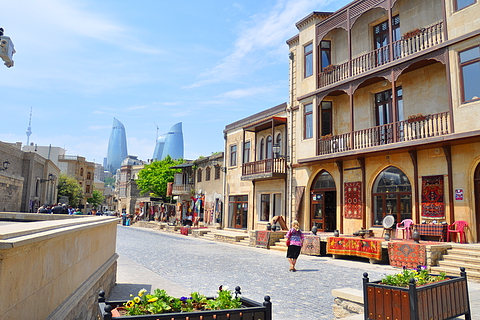 Одна из центральных улиц Старого Города, вдали — знаменитые Башни Пламени современного Баку | Баку