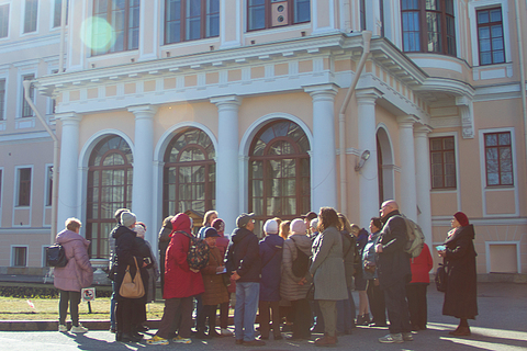Экскурсанты осматривают Аничков дворец | Санкт-Петербург