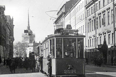 Трамвай в городе | Санкт-Петербург