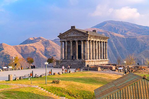 Храм Гарни в фоне прекрасной природы вокруг | Ереван