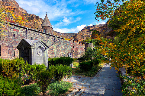 Территории монастыря Гегарда снаружи | Ереван
