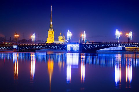 Ночной город. Колокольня Петропавловского собора отражается в Неве | Санкт-Петербург