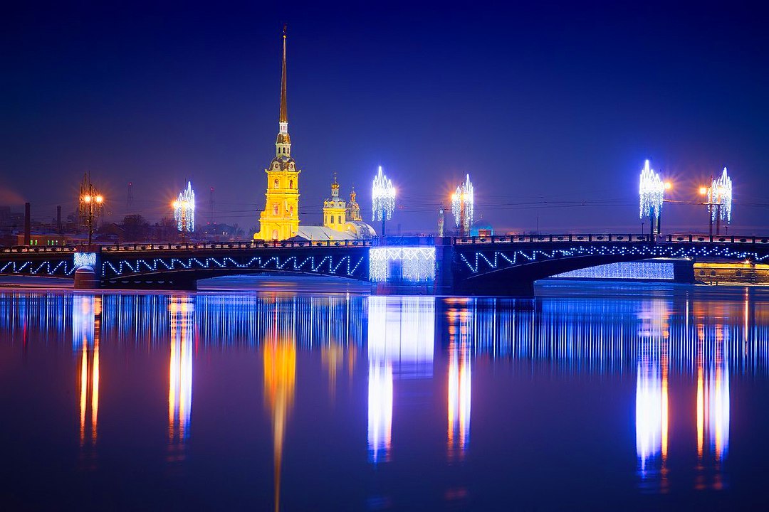 Ночной город. Колокольня Петропавловского собора отражается в Неве | Санкт-Петербург