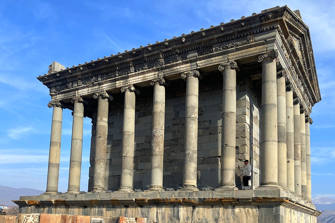 Боковая часть храма Гарни, ряд камней оригиналов | Ереван