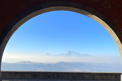 Величественный Арарат, вид при ясной погоде со смотровой площадки | Ереван