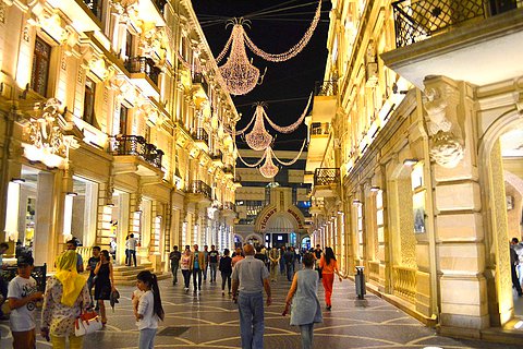 Улица примыкающая к Площади Фонтанов | Баку