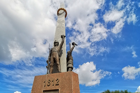 Памятника воинам, защитникам и освободителям Смоленска на площади Победы — именно здесь начало экскурсии | Смоленск