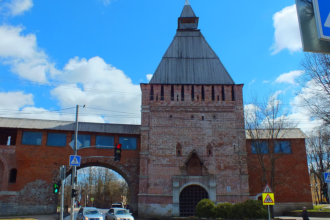 Наш путь приводит к Никольской башне, рядом с которой находится мемориальный комплекс, посвященный воинам-интернационалистам, КДЦ «Губернский» и синагога | Смоленск