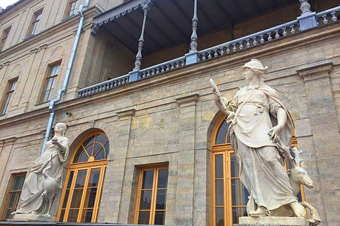 Скульптура Бдительность и Осторожность у главного входа во дворец | Санкт-Петербург