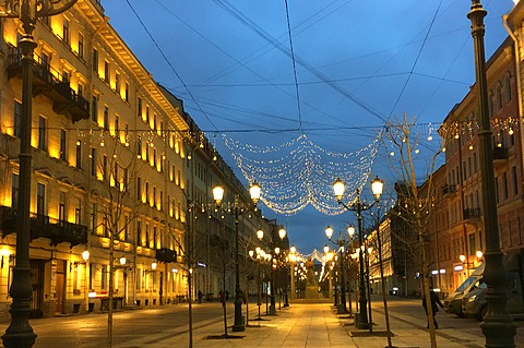 Малая Конюшенная улица — первая пешеходная улица в центральной части города, по всей длине украшена подвесными гирляндами | Санкт-Петербург