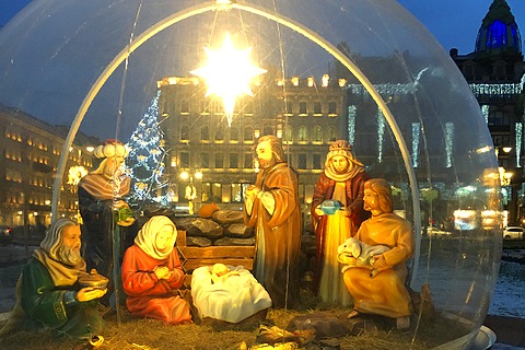 Рядом с Казанским собором установлен вертеп «Рождество Христово». Библия «оживает» с помощью фигур и церковной музыки | Санкт-Петербург