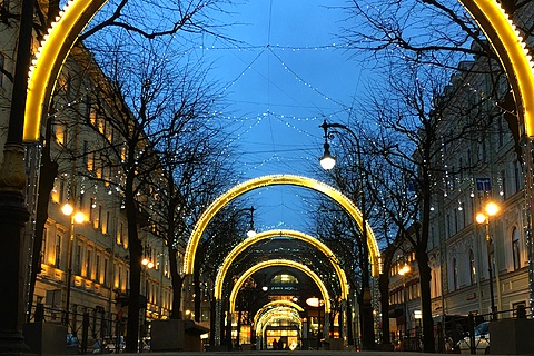 Такой коридор из гирлянд можно увидеть только в вечернее время | Санкт-Петербург