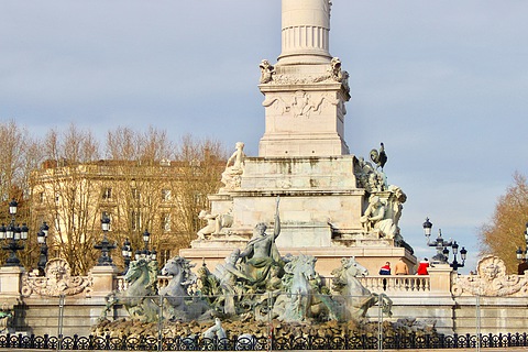 Символ Бордо — памятник Жирондистам на площади Кенконс | Бордо