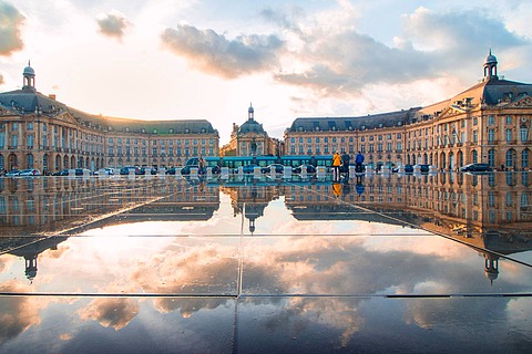 Биржевая площадь отражается в огромном фонтане Водное Зеркало | Бордо