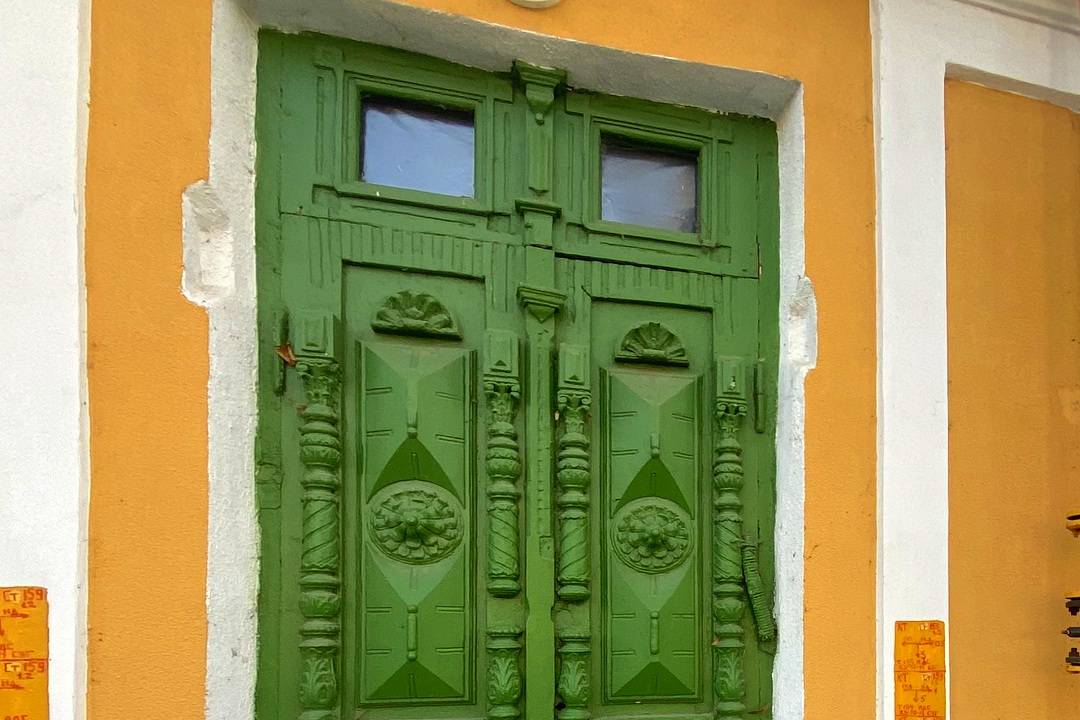 На фоне деревянных дверей получаются красивые фотографии. Каждая дверь или крыльцо в городе уникальны | Ставрополь