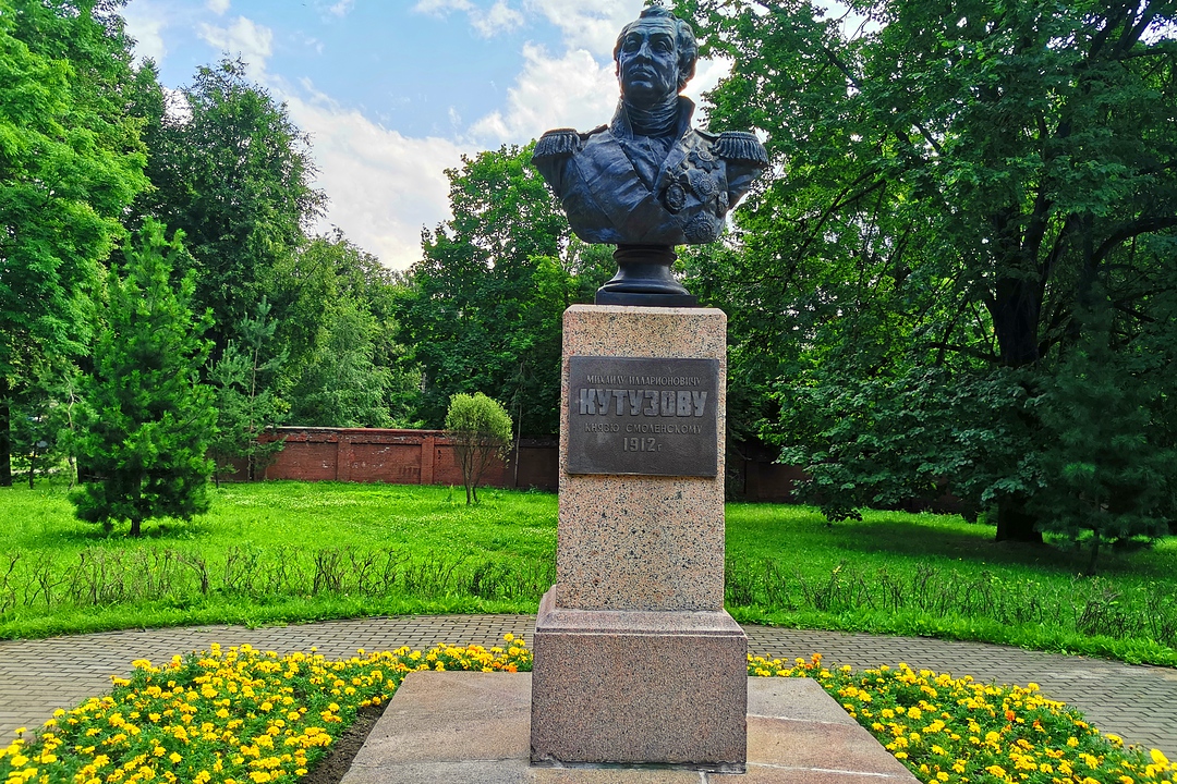 Памятник М.И.Кутузову в сквере на ул. Дзержинского | Смоленск