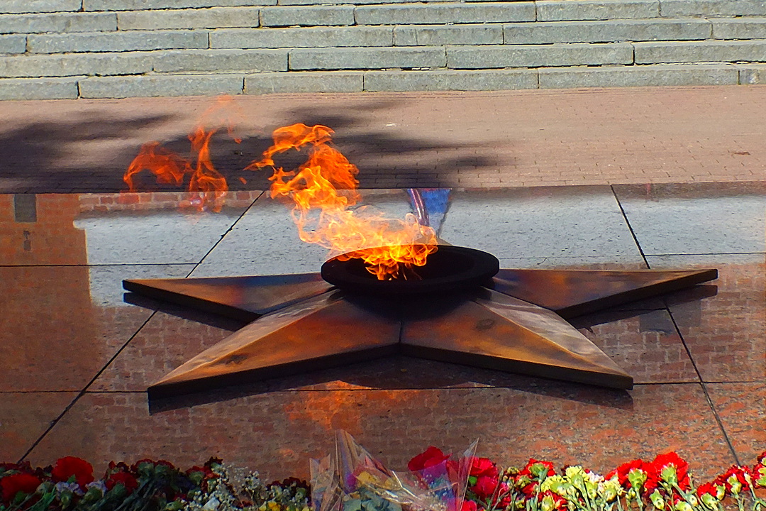 «Вечный огонь» у крепостной стены в сквере памяти Героев | Смоленск