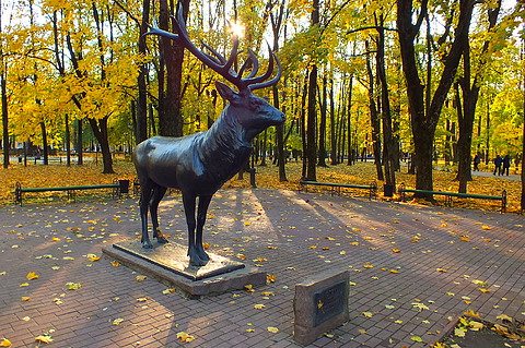 легендарный бронзовый олень в городском парке "Блонье" | Смоленск