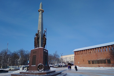 Наша экскурсия начинается у памятника воинам, защитникам и освободителям Смоленска на площади Победы (перед к\т «Октябрь"). Это высокий серый обелиск, окруженный фигурами трех воинов | Смоленск