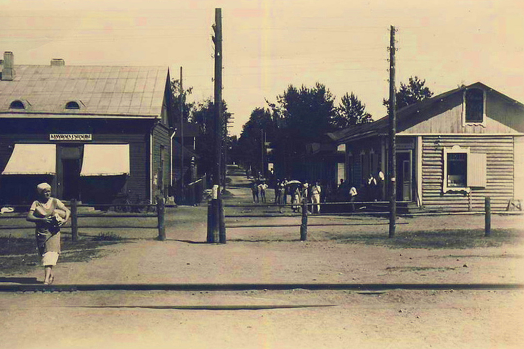 Магазины около станции. Снимок начала XX века | Санкт-Петербург