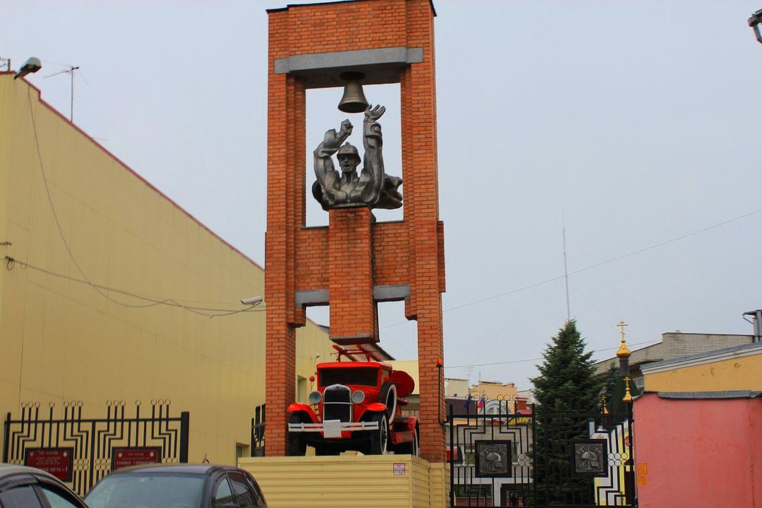 Памятник пожарному на ул. Семинарской, рядом с управлением по делам пожарной службы в Рязани | Рязань