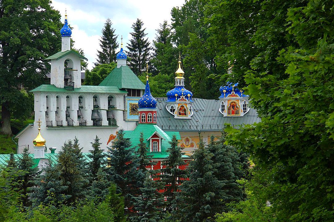 Большая звонница и Успенский храм Печерской обители | Псков