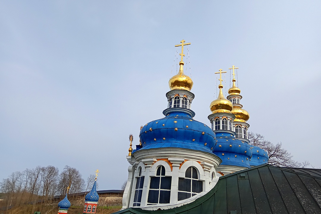 Купола Успенского храма 1473 года постройки | Псков