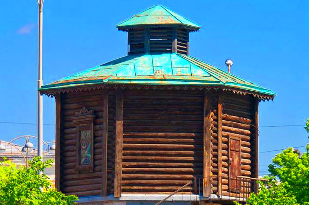 Бывшая водонапорная башня, где сейчас располагается Металльная лавка. Здесь можно приобрести сувениры с символикой города и Урала | Екатеринбург