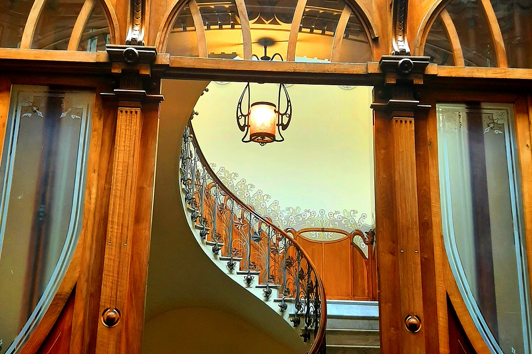 Музей Модерна. Восхитительная спиралевидная лестница с беломраморными ступенями, витиеватой балюстрадой из кованого железа и изящным орнаментом в виде виноградных листьев | Аликанте