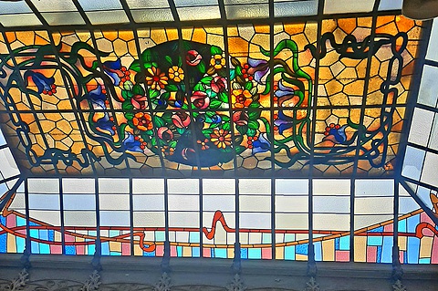 Дом-Музей Модерна. Цветочный витраж, освещающий солнечным светом богатое убранство бывшего дворянского Дома | Аликанте