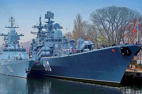 Флагман Балтийского флота Настойчивый и корвет Стерегущий в Военной гавани | Калининград