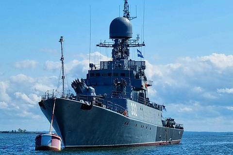 Противолодочный корабль Калмыкия на «стояночной банке» возле Балтийской косы | Калининград