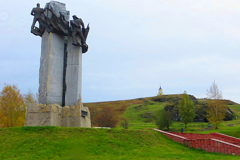 Памятник металлургам у подножия Лисьей горы. На заднем плане вдали Лисьегорская башня — самый маленький музей в мире | Нижний Тагил